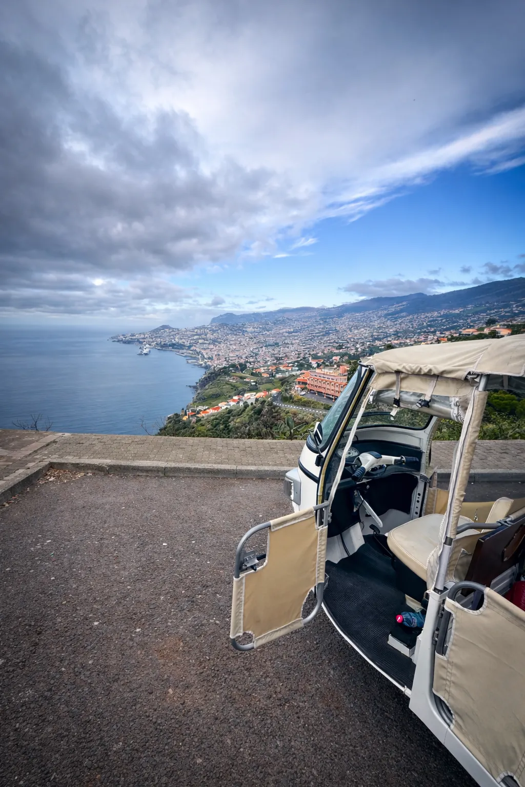 Vistas impresionantes de la bahía de Funchal — Casa Triangular en A, Casco Antiguo y Vistas Impresionantes